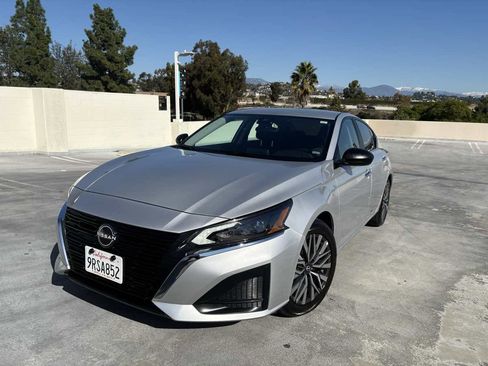 Used 2025 Nissan Altima 2.5 SV image 4