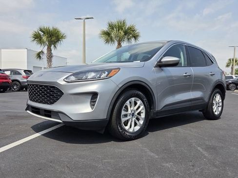 Used 2021 Ford Escape SE image 2