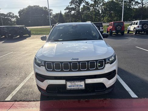 Used 2022 Jeep Compass Latitude w/ Sun and Sound Group AWD/4WD image 2