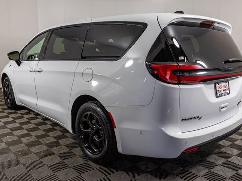Used 2024 Chrysler Pacifica Limited FWD image 21