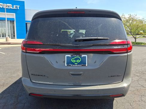 Used 2025 Chrysler Pacifica Limited FWD image 6