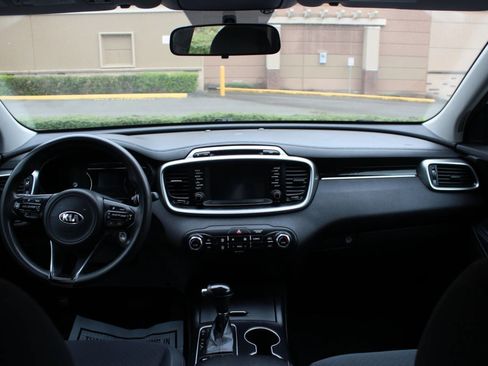 Used 2018 Kia Sorento FWD image 13