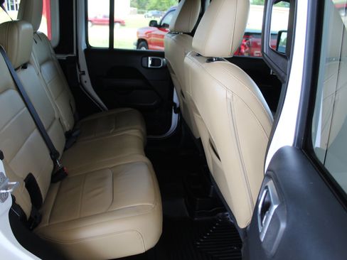 Used 2018 Jeep Wrangler Unlimited Sahara AWD/4WD image 19