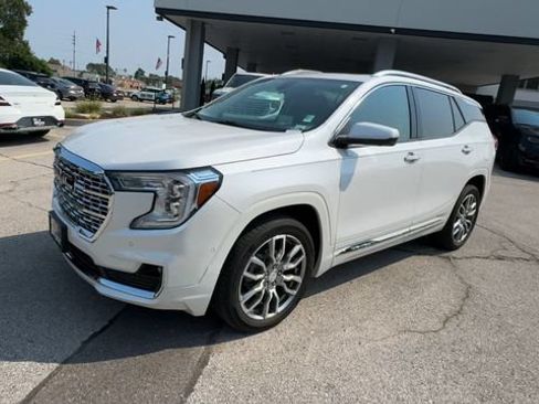 Used 2024 GMC Terrain Denali w/ Denali Premium Package AWD/4WD image 4