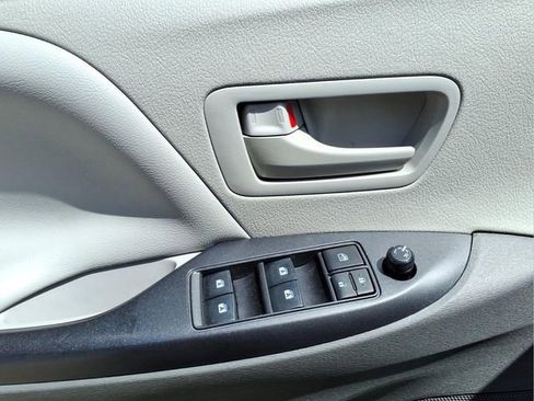 Used 2020 Toyota Sienna L FWD image 11