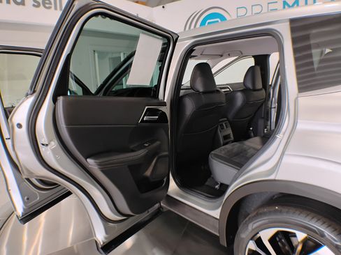 Used 2023 Mitsubishi Outlander SE image 8