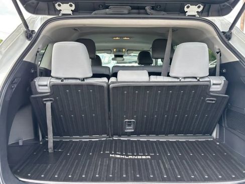 Used 2023 Toyota Highlander L FWD image 11
