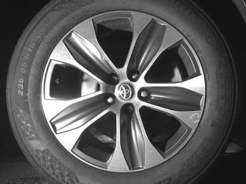 Used 2021 Toyota Highlander XLE image 11