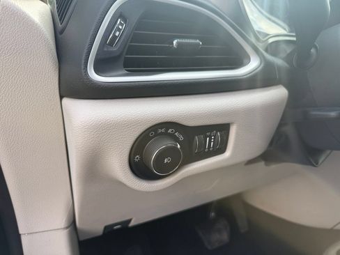 Used 2024 Chrysler Pacifica Touring-L FWD image 17