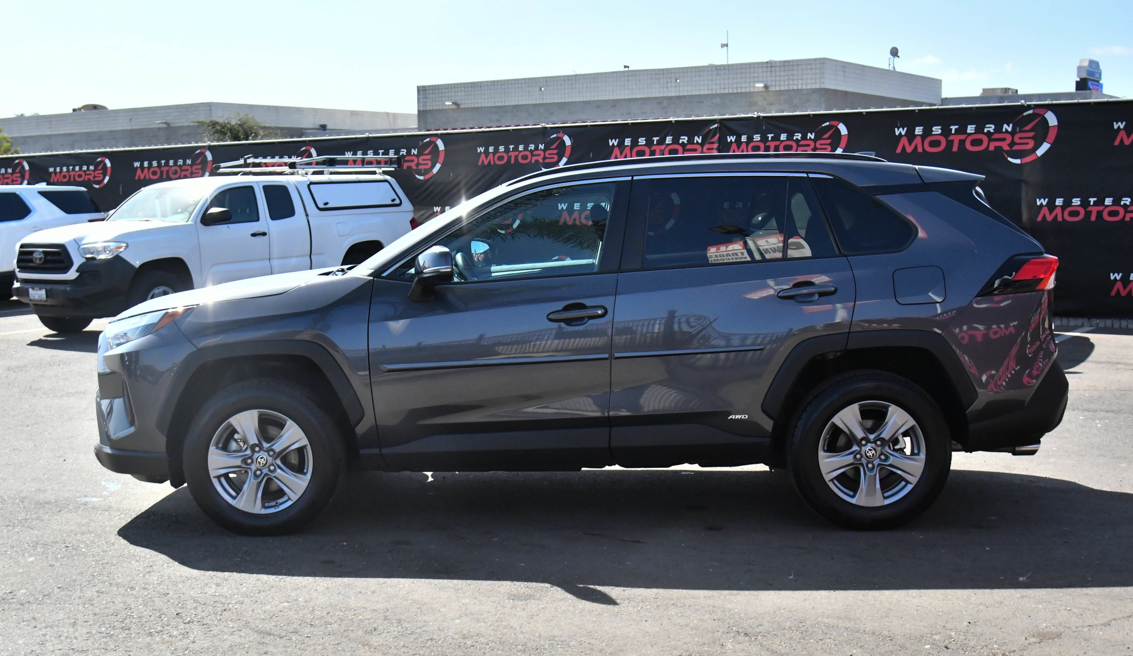 Used 2024 Toyota RAV4 LE AWD/4WD image 4