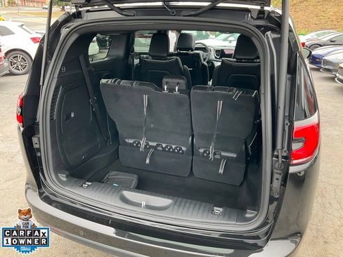 Used 2023 Chrysler Pacifica Limited w/ Uconnect Theater Family Group FWD image 9