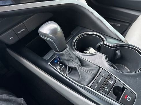 Used 2020 Toyota Camry SE image 21