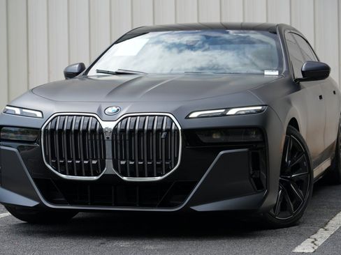 Used 2023 BMW i7 xDrive60 AWD/4WD image 3
