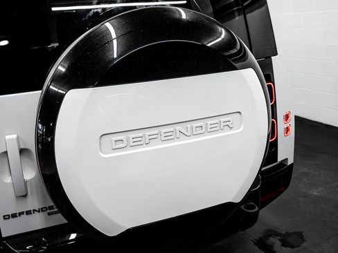 Used 2023 Land Rover Defender 130 X-Dynamic SE image 16