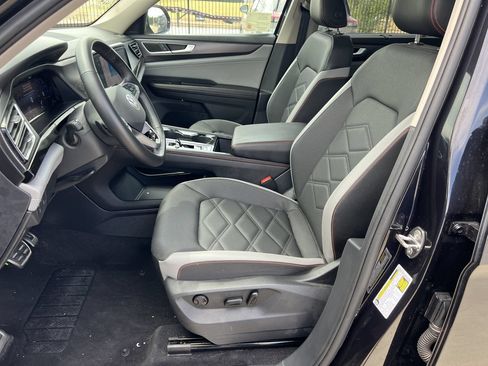 Used 2025 Volkswagen Atlas Peak Edition SE AWD/4WD image 6