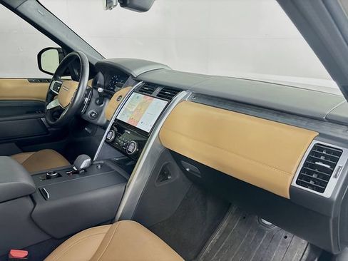 Used 2023 Land Rover Discovery Metropolitan Edition AWD/4WD image 30