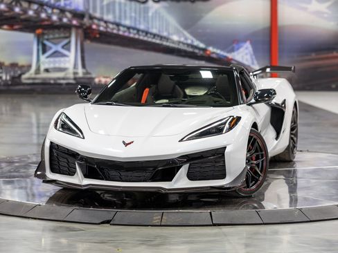 Used 2023 Chevrolet Corvette Z06 w/ Z07 Performance Package RWD image 3