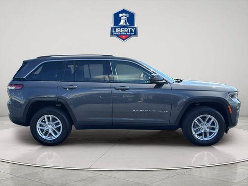 Used 2023 Jeep Grand Cherokee Laredo AWD/4WD image 13