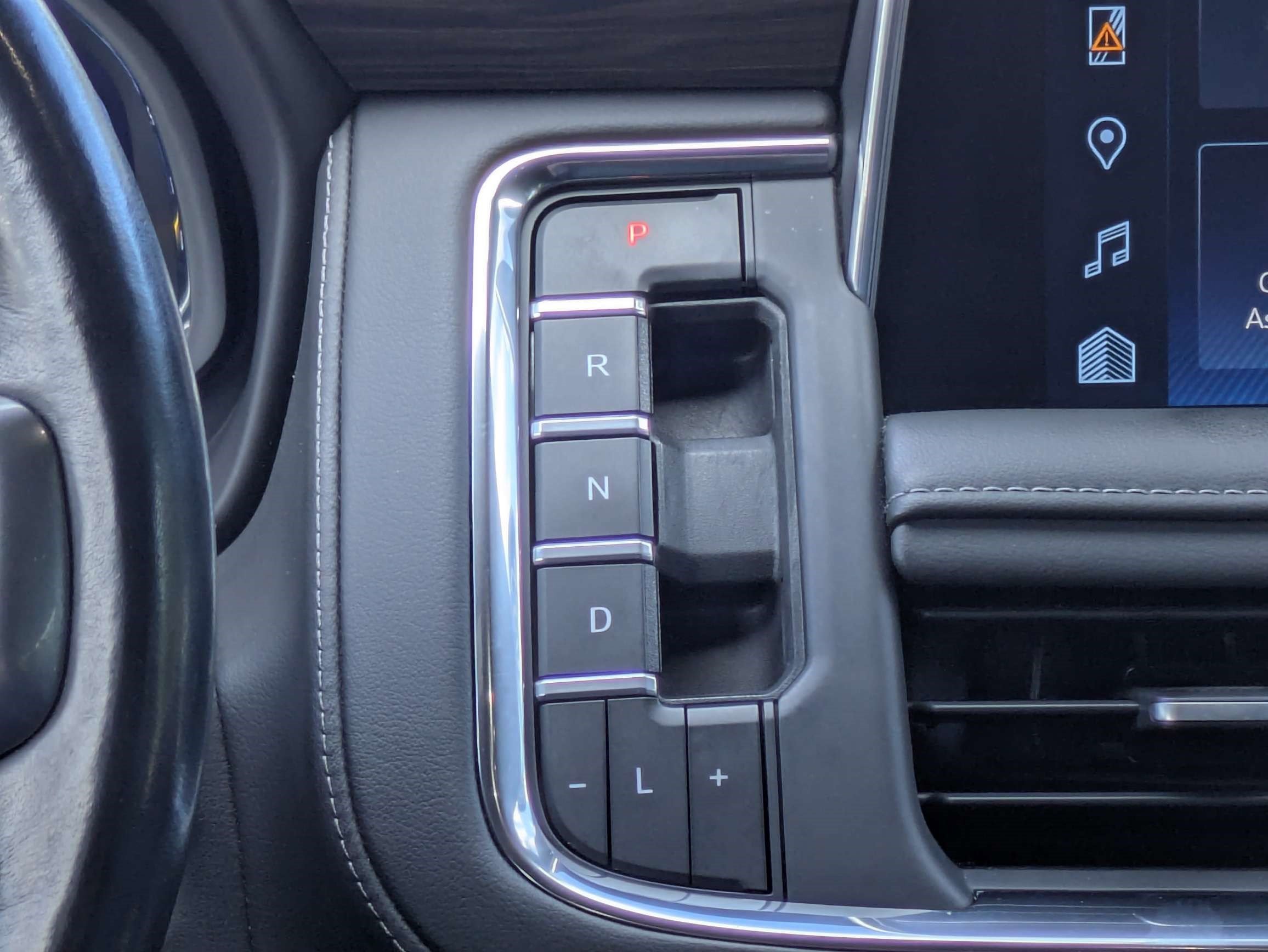 Used 2022 Chevrolet Tahoe Z71 w/ Luxury Package AWD/4WD image 19