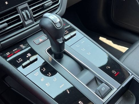 Certified 2024 Porsche Macan AWD/4WD image 31