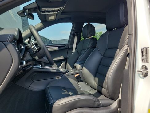 Certified 2026 Porsche Macan Turbo AWD/4WD image 5