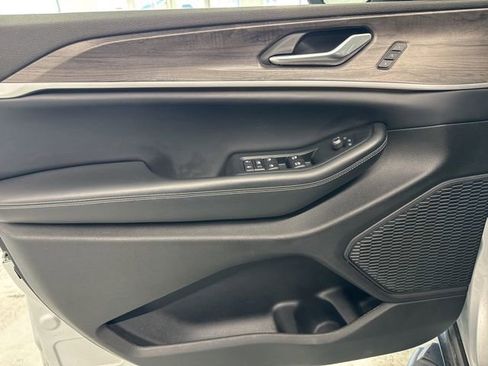 Used 2023 Jeep Grand Cherokee Limited w/ Luxury Tech Group II image 18