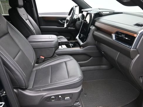 Used 2025 GMC Yukon Denali image 7