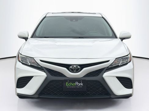 Used 2018 Toyota Camry SE w/ Moonroof Package image 2