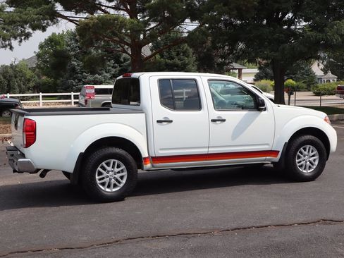 Used 2017 Nissan Frontier SV w/ SV Value Truck Package AWD/4WD image 4