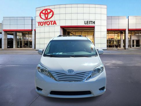 Used 2017 Toyota Sienna LE image 2