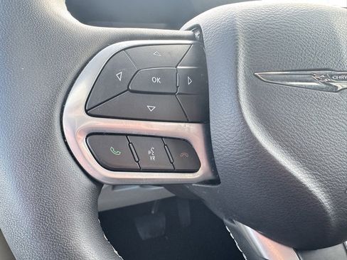 Used 2024 Chrysler Pacifica Touring-L image 21