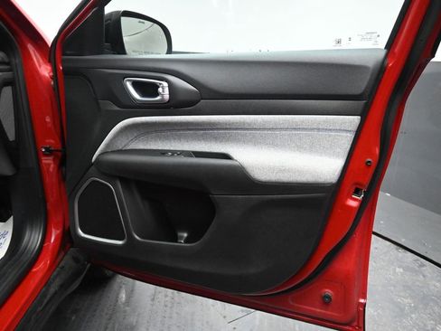 Used 2024 Jeep Compass Latitude image 18