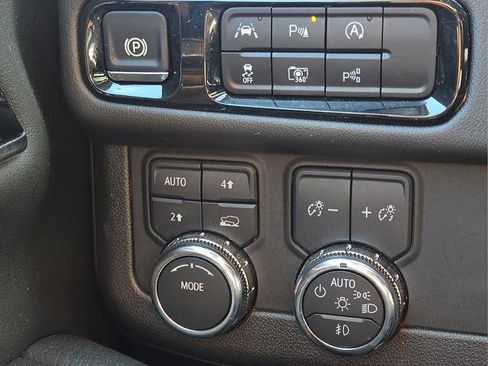 Used 2025 GMC Yukon Denali AWD/4WD image 26