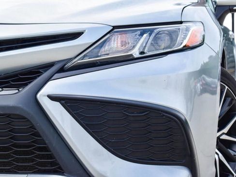Used 2023 Toyota Camry SE image 3