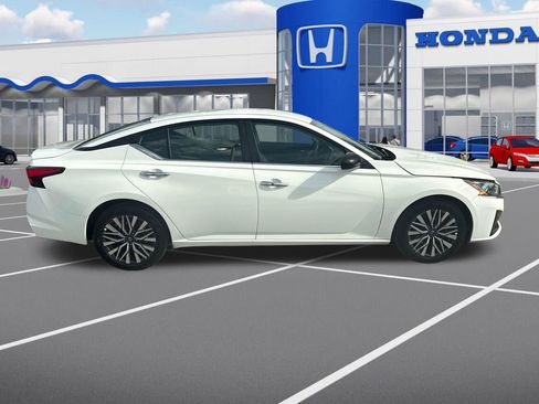 Used 2025 Nissan Altima 2.5 SV FWD image 10