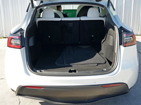 Used 2021 Tesla Model Y Long Range image 10