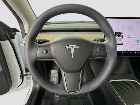 Used 2025 Tesla Model Y Long Range image 10