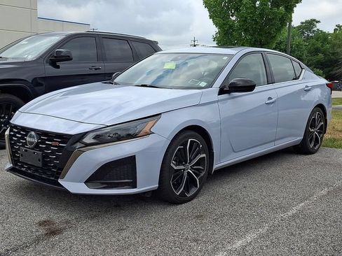 Used 2023 Nissan Altima 2.5 SR w/ SR Premium Package FWD image 4