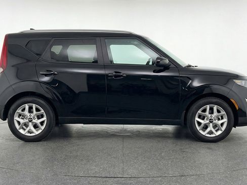 Used 2025 Kia Soul LX w/ LX Technology Package FWD image 11