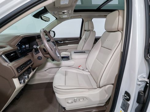 Used 2022 GMC Yukon XL Denali w/ Denali Premium Package image 16