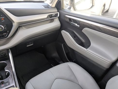 Used 2021 Toyota Highlander Limited image 21