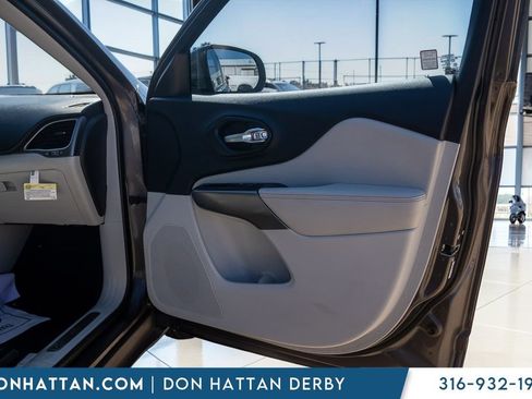Used 2019 Jeep Cherokee Limited w/ Luxury Group FWD image 23