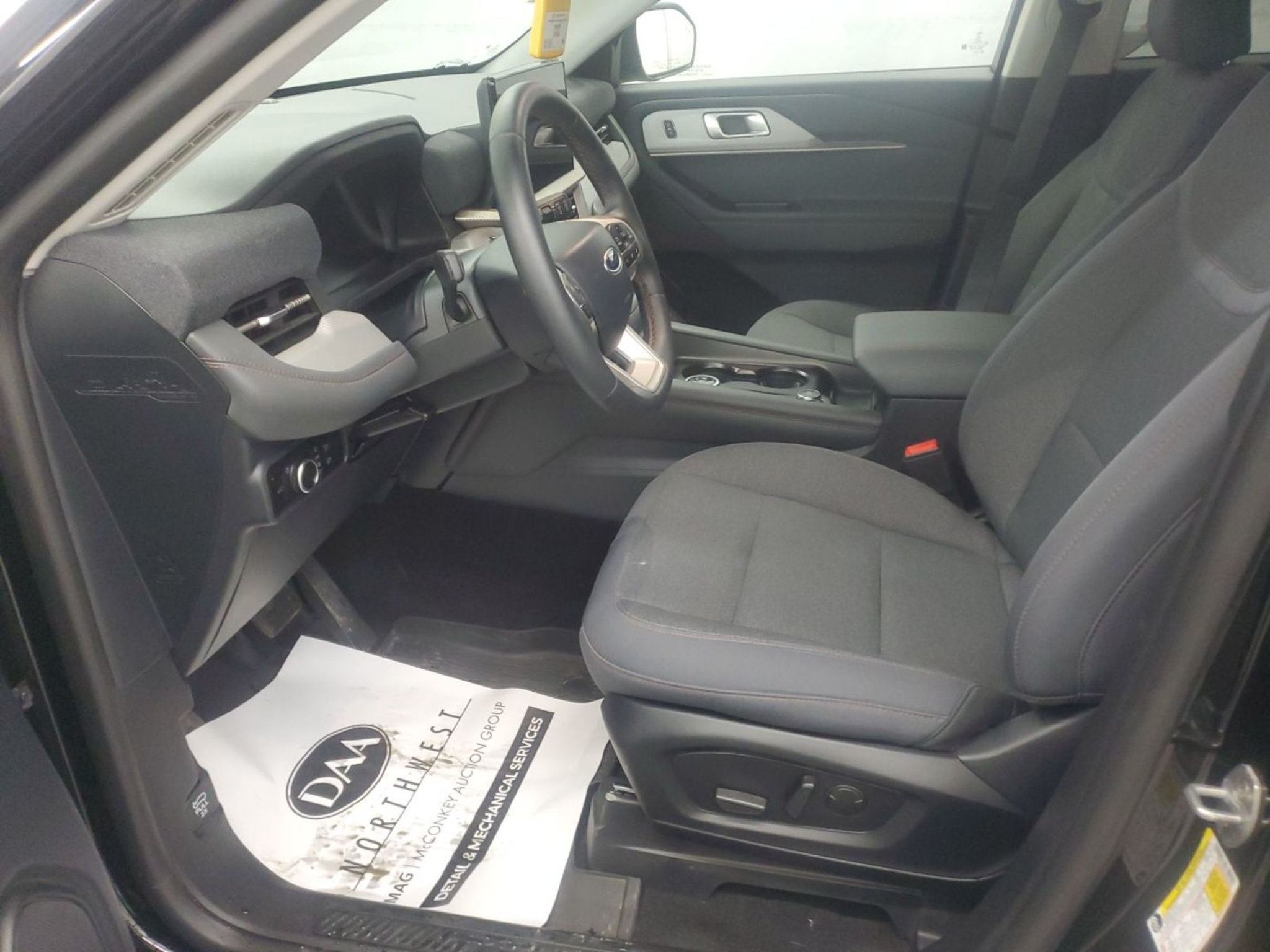 Used 2025 Ford Explorer Active AWD/4WD image 5