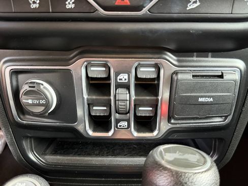Used 2020 Jeep Wrangler Unlimited Sahara AWD/4WD image 28