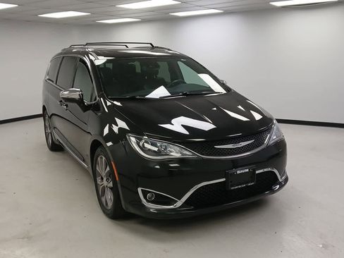 Used 2020 Chrysler Pacifica Limited image 2