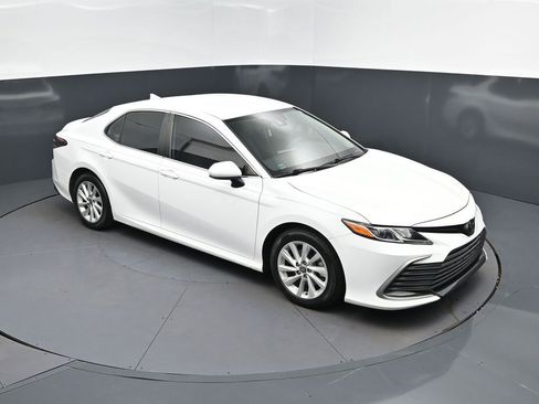 Used 2022 Toyota Camry LE image 37