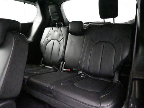 Used 2022 Chrysler Pacifica Touring-L w/ Uconnect Theater Family Group image 16