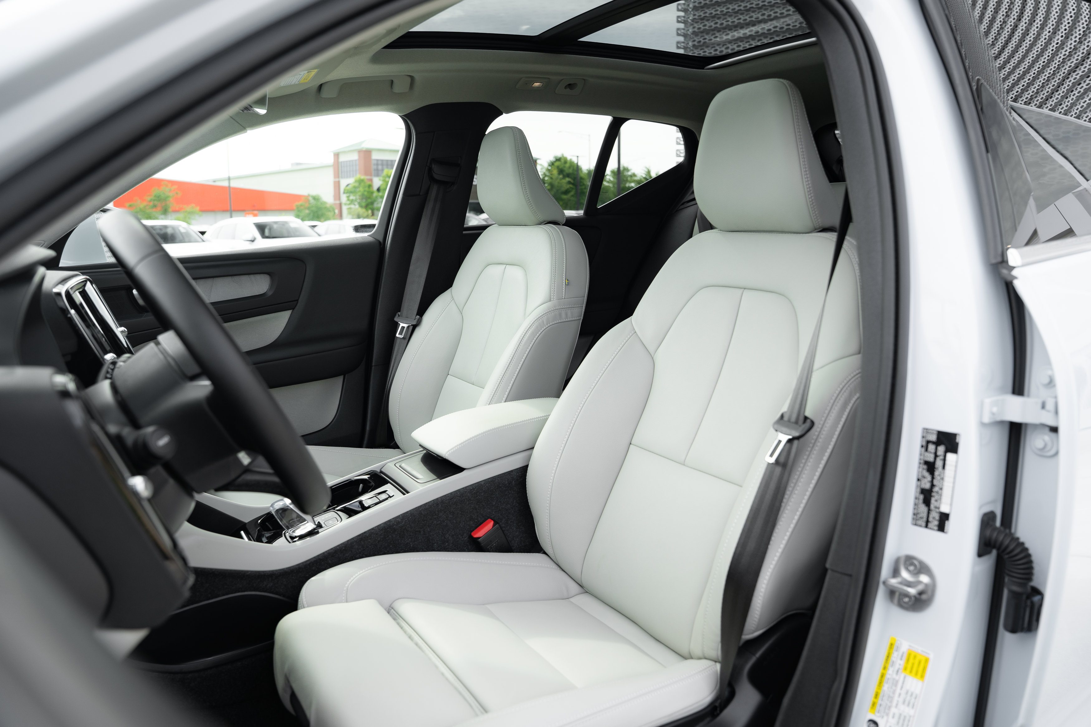 Used 2024 Volvo XC40 B5 Plus w/ Protection Package Premier AWD/4WD image 18