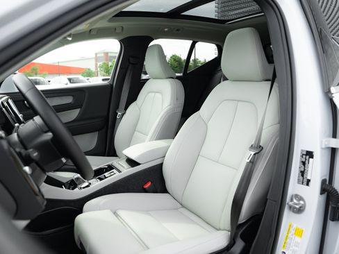 Used 2024 Volvo XC40 B5 Plus w/ Protection Package Premier AWD/4WD image 18