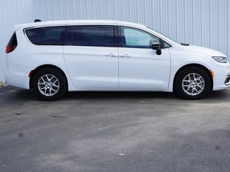 Used 2025 Chrysler Pacifica Select FWD video 2